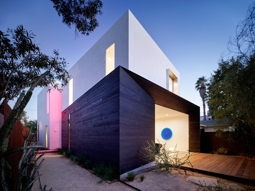 EYRC + johannes girardoni spectral bridge house emits light and color in venice, california
