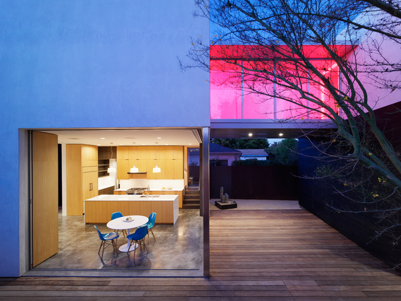 EYRC + johannes girardoni spectral bridge house emits light and color in venice, california