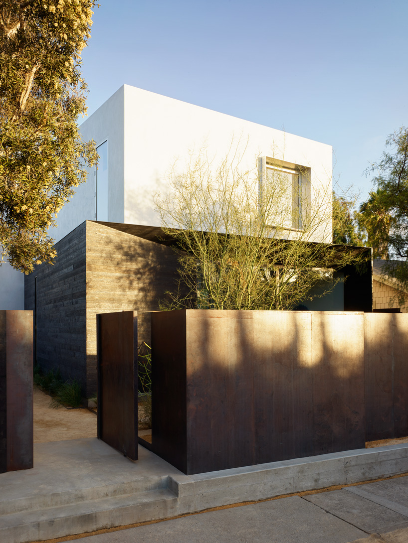 EYRC + johannes girardoni spectral bridge house emits light and color in venice, california