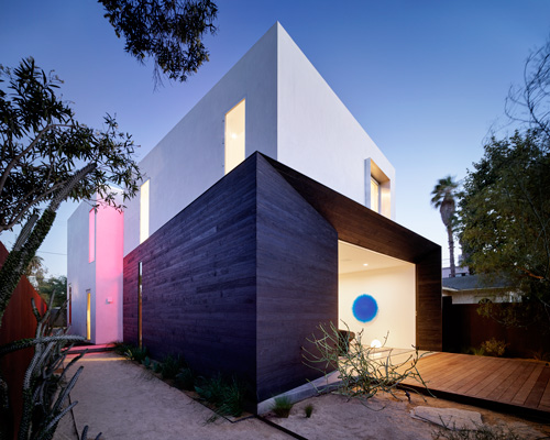 EYRC + johannes girardoni's spectral bridge house emits light + color in venice, california