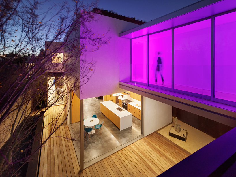 EYRC + johannes girardoni spectral bridge house emits light and color in venice, california