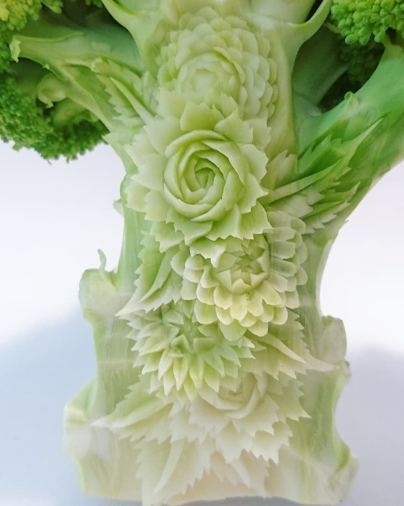 takehiro kishimoto hand-carves intricate patterns into fruit and vegetables, image size:818x1023