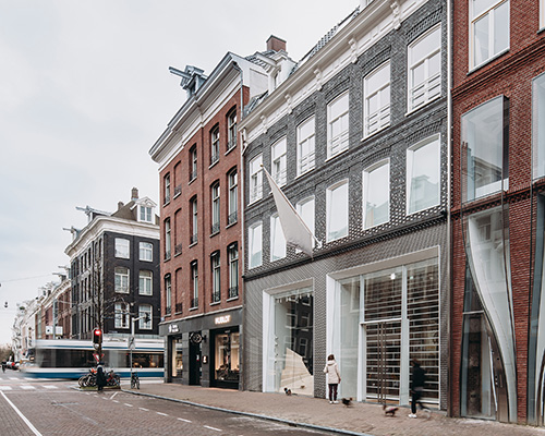 UNStudio adds pixelated glass + stainless steel façade to louis vuitton store in amsterdam