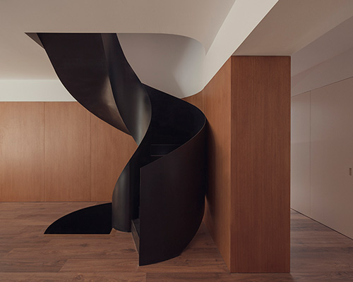 balzar adds scluptural curved staircase to residential renovation in spain