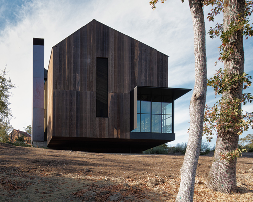 faulkner architects' modern 'big barn' echoes rural california