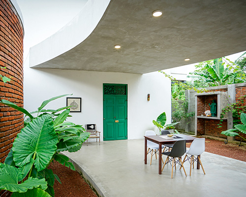 chathurika kulasinghe's 'cul-de-sac' residence is a secluded retreat in suburban sri lanka