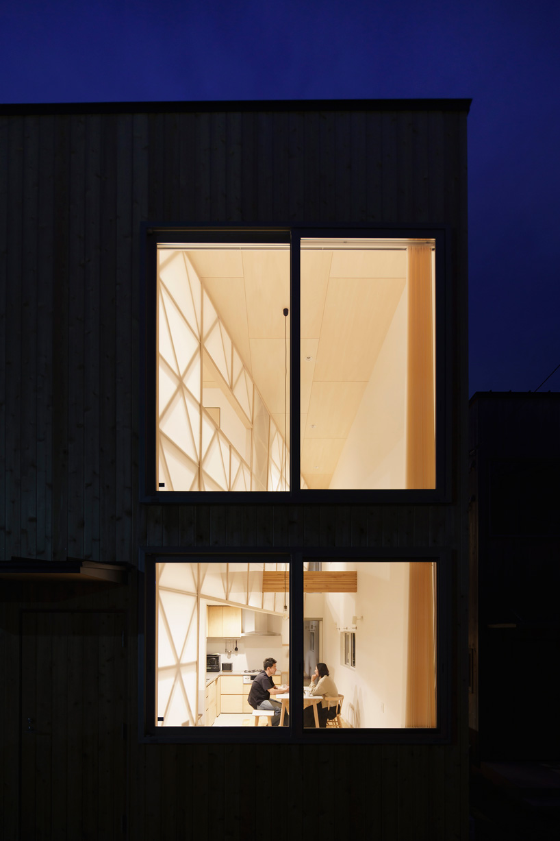 eri sumitomo architects + enjoyworks insert acrylic 'curtain' within house in hayama, japan - 8