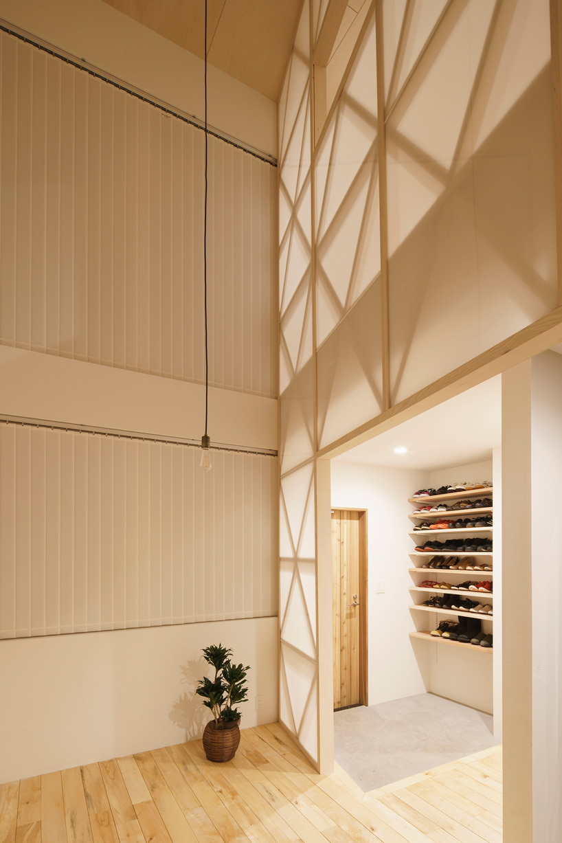 eri sumitomo architects + enjoyworks insert acrylic 'curtain' within house in hayama, japan - 7