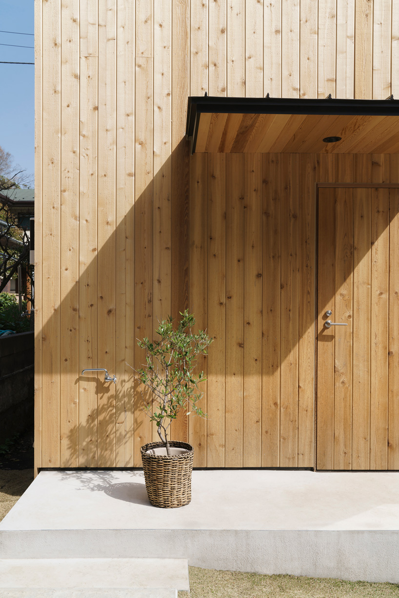 eri sumitomo architects + enjoyworks insert acrylic 'curtain' within house in hayama, japan