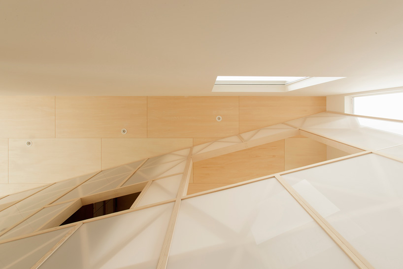 eri sumitomo architects + enjoyworks insert acrylic 'curtain' within house in hayama, japan - 1