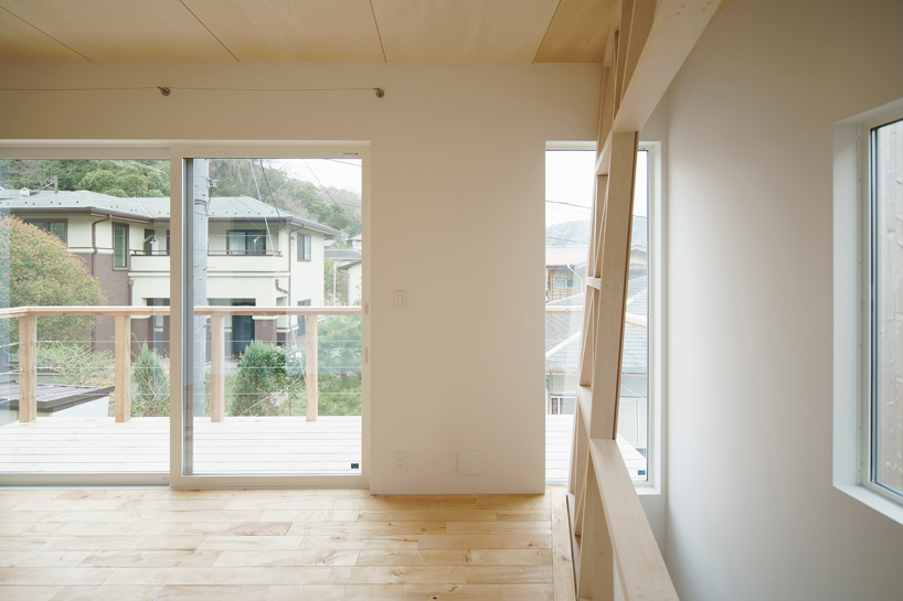 eri sumitomo architects + enjoyworks insert acrylic 'curtain' within house in hayama, japan - 3