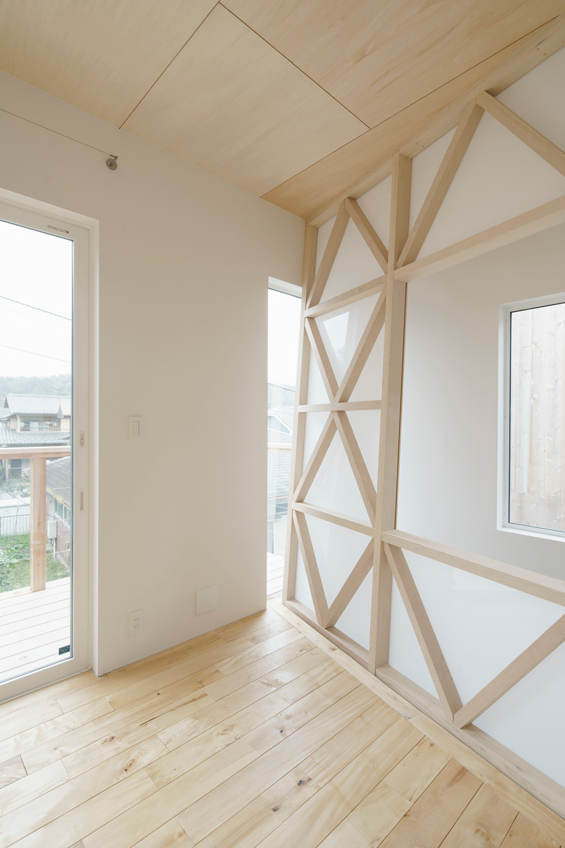 eri sumitomo architects + enjoyworks insert acrylic 'curtain' within house in hayama, japan - 4