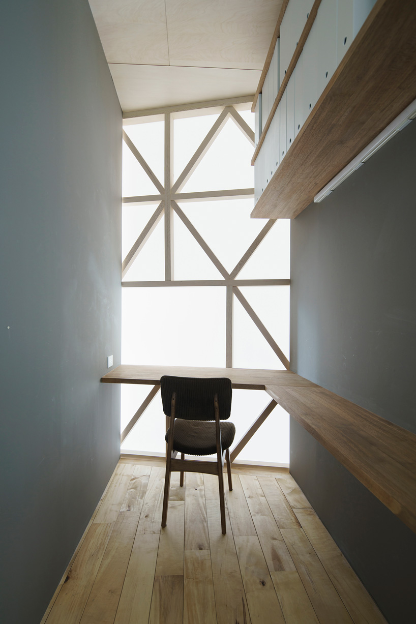 eri sumitomo architects + enjoyworks insert acrylic 'curtain' within house in hayama, japan - 5