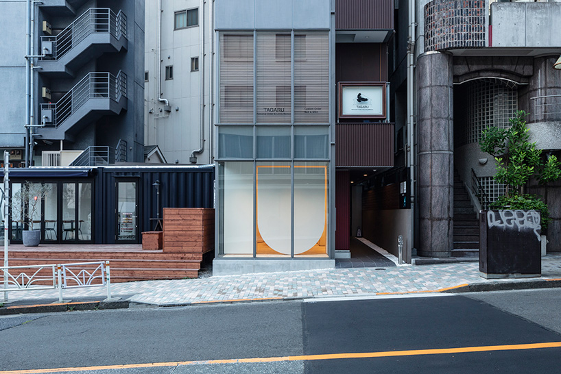 mtka uses U-shaped rotating door to divide this 28 sqm art