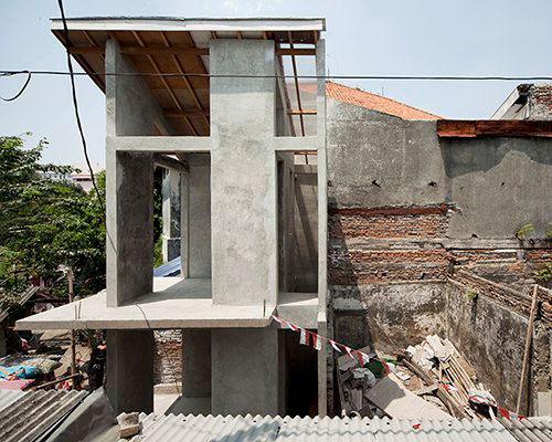 a 60cm void brings natural light and ventilation to an informal settlement in jakarta