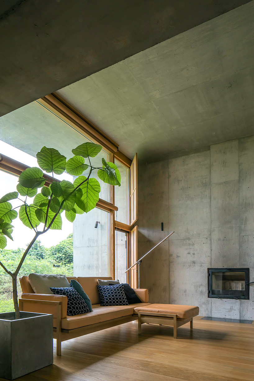 sagamine house by tomoaki uno architects is an exposed concrete dwelling in japan