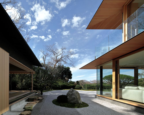 CUBO design architect blends traditional japanese architecture into a contemporary home