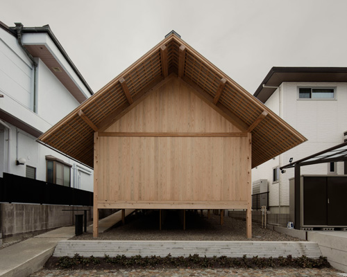 tomoaki uno architects completes wooden house in japan with blind street façade