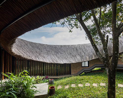 1+1>2 architects tops 'mother's house' in vietnam with thatched roof canopy