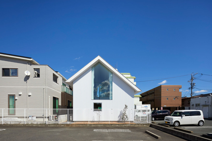airhouse adds enclosed courtyard garden to house in toyohashi, japan