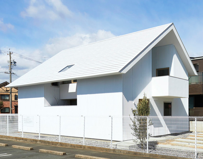 airhouse adds enclosed courtyard garden to house in toyohashi, japan