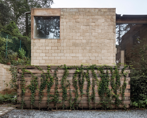 taller héctor barroso builds 'house in avandaro' with minimal mud brick