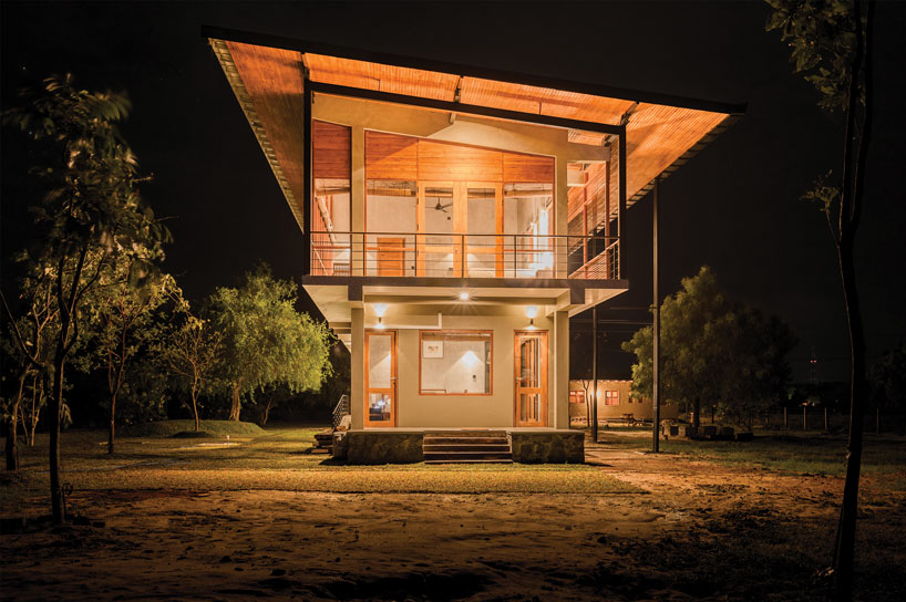 the tree tops wild life bungalow by chinthaka wickramage frames views in sri lanka designboom