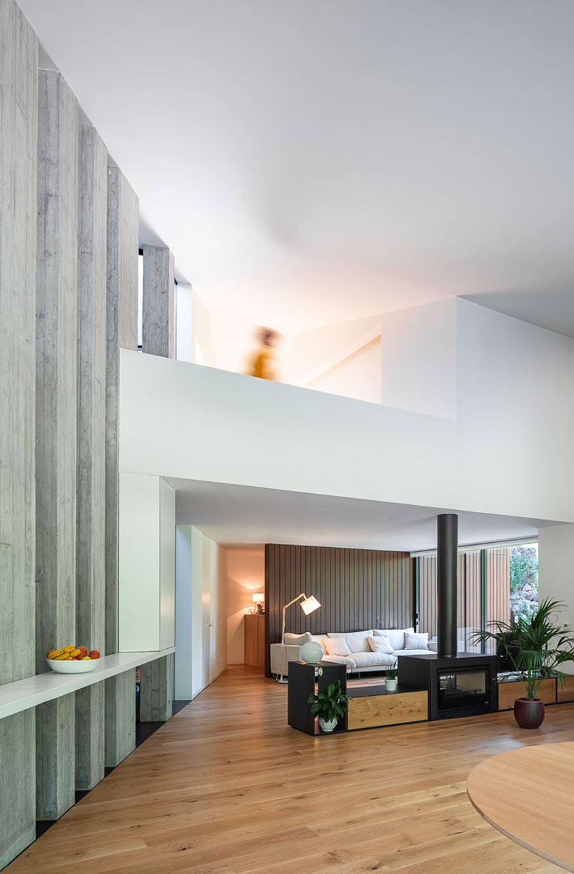 arnau estudi d'arquitectura embeds the 'forest stone' house into a sloped site in spain designboom