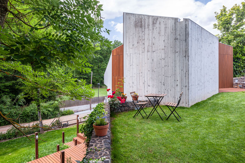 arnau estudi d'arquitectura embeds the 'forest stone' house into a sloped site in spain designboom