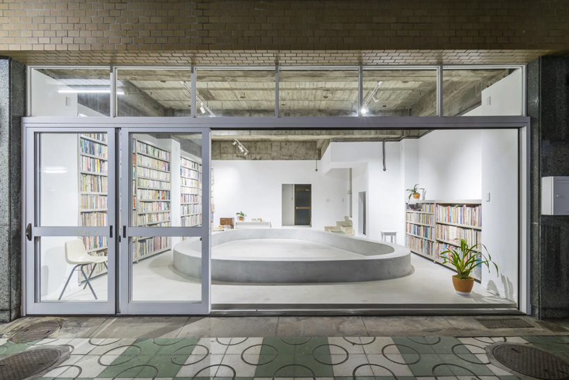 hiroshi kinoshita and associates builds concrete house with a small open library in japan - 6