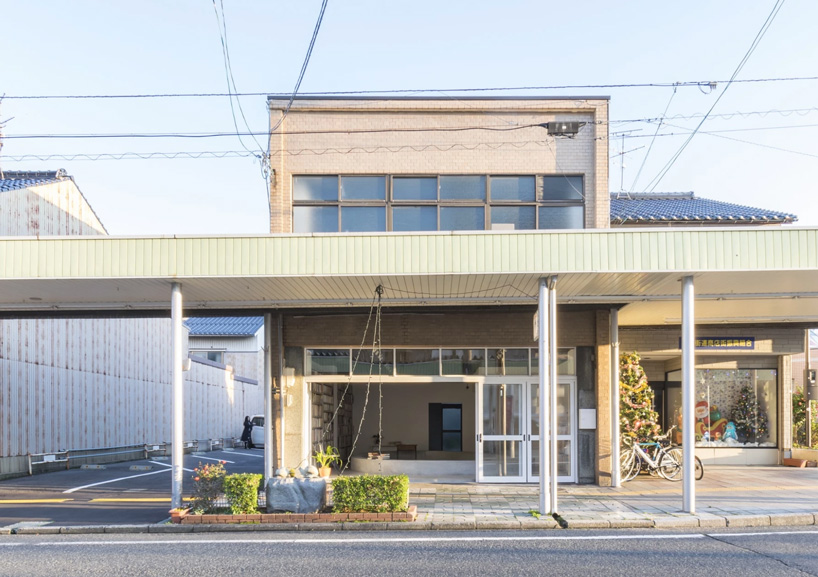 hiroshi kinoshita and associates builds concrete house with a small open library in japan - 5