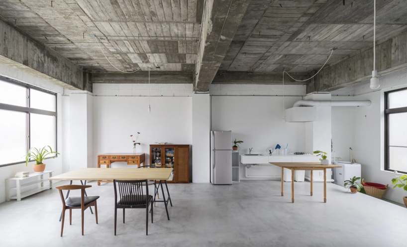 hiroshi kinoshita and associates builds concrete house with a small open library in japan - 4