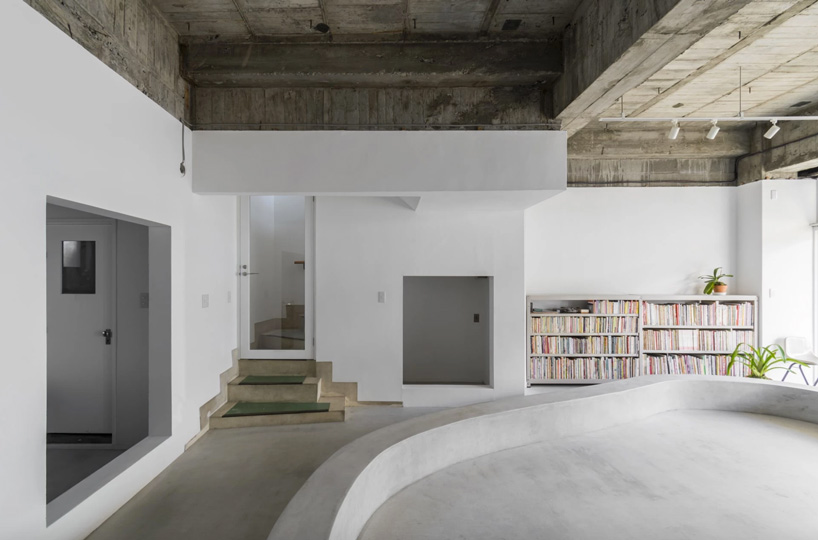 hiroshi kinoshita and associates builds concrete house with a small open library in japan