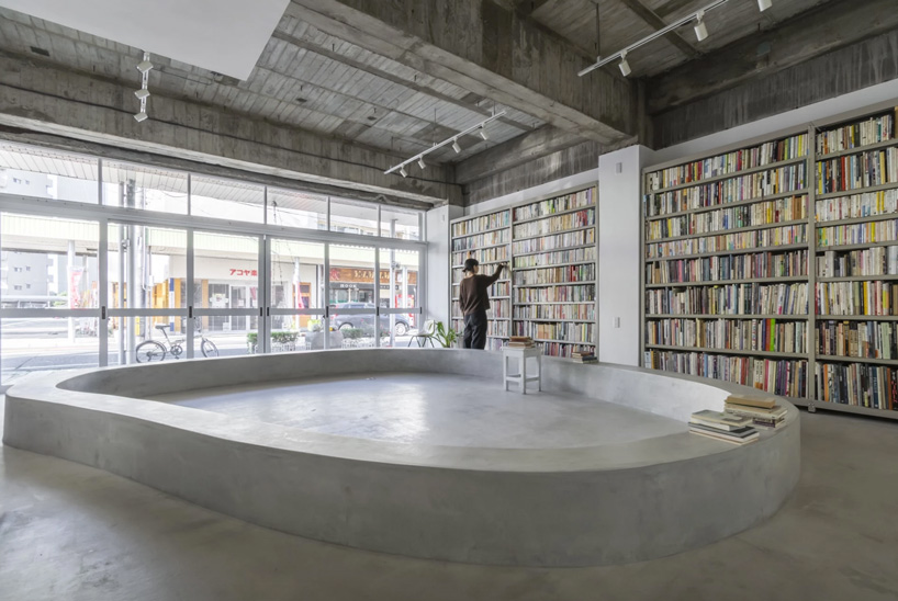 hiroshi kinoshita and associates builds concrete house with a small open library in japan