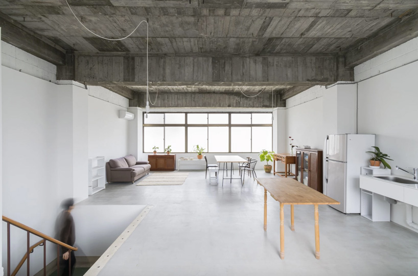 hiroshi kinoshita and associates builds concrete house with a small open library in japan - 3