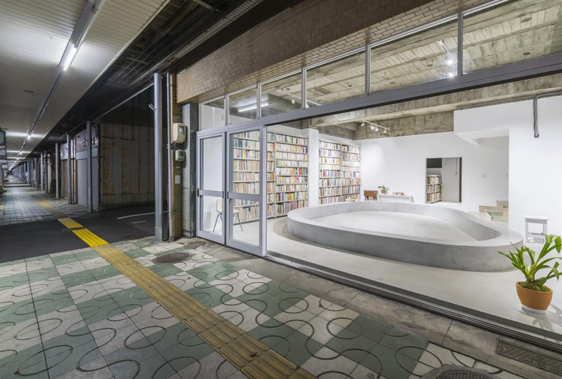 hiroshi kinoshita and associates builds concrete house with a small open library in japan - 8