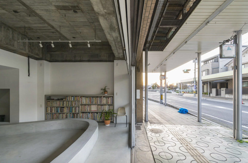 hiroshi kinoshita and associates builds concrete house with a small open library in japan - 1