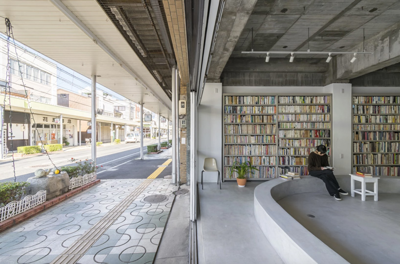 hiroshi kinoshita and associates builds concrete house with a small open library in japan