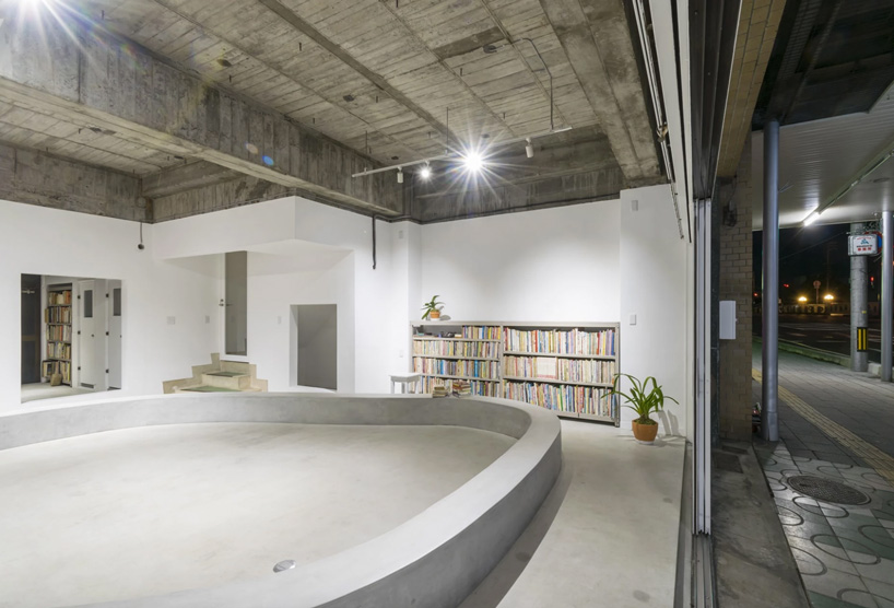hiroshi kinoshita and associates builds concrete house with a small open library in japan - 7