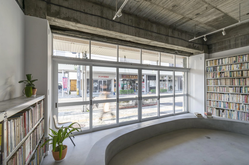 hiroshi kinoshita and associates builds concrete house with a small open library in japan