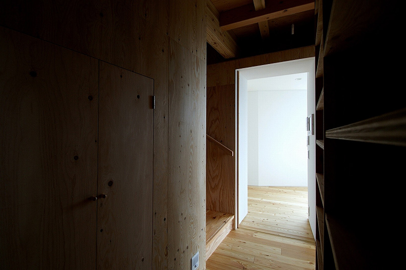 kensaku tohmoto architects combines house with gallery in otsu, japan - 7