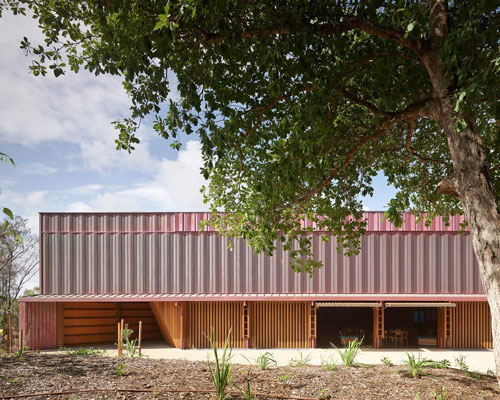 KIRK architects uses glulam timber to build 'mon repos turtle centre' in queensland