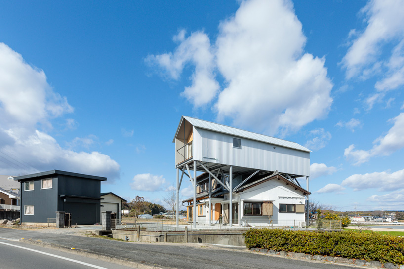 maki yoshimura adds lifted volume to 'house in nishisakabe' renovation in japan