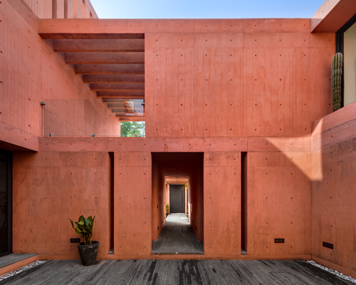 estudio MMX expresses its vibrant CVC house in red pigmented concrete
