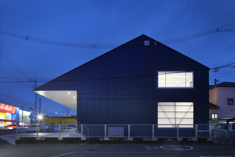 arii irie architects tops light-filled warehouse in ageo, japan, with exposed timber roof truss