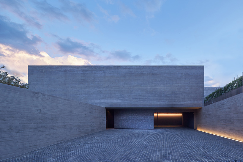 apollo architects builds 'ortho' residence in japan with massive offset concrete volumes