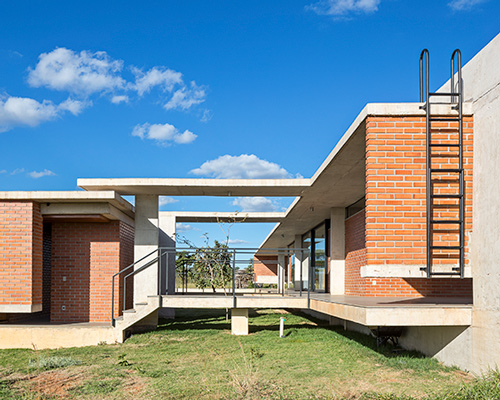 bloco arquitetos elevates 'vila rica house' above the landscape of rural brazil