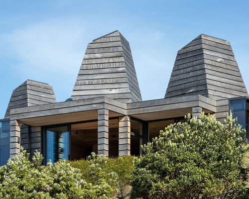 crosson architects tops new zealand house with strategically placed light-wells