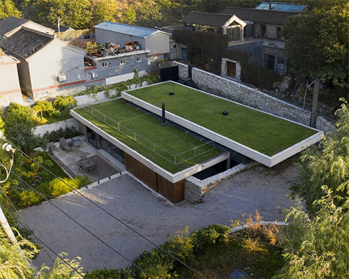 MDDM studio tops 'house on the great wall' in beijing with overlapping green roofs