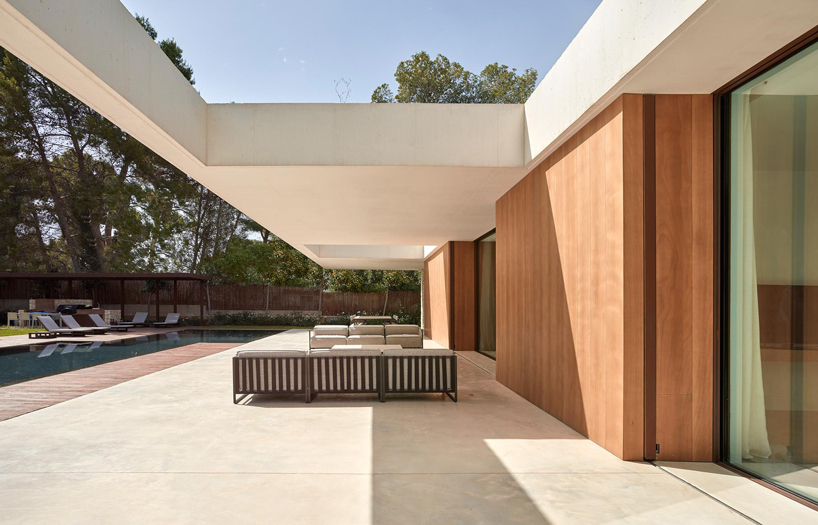 a large central atrium perforates ramón esteve's house in la cañada, valencia designboom